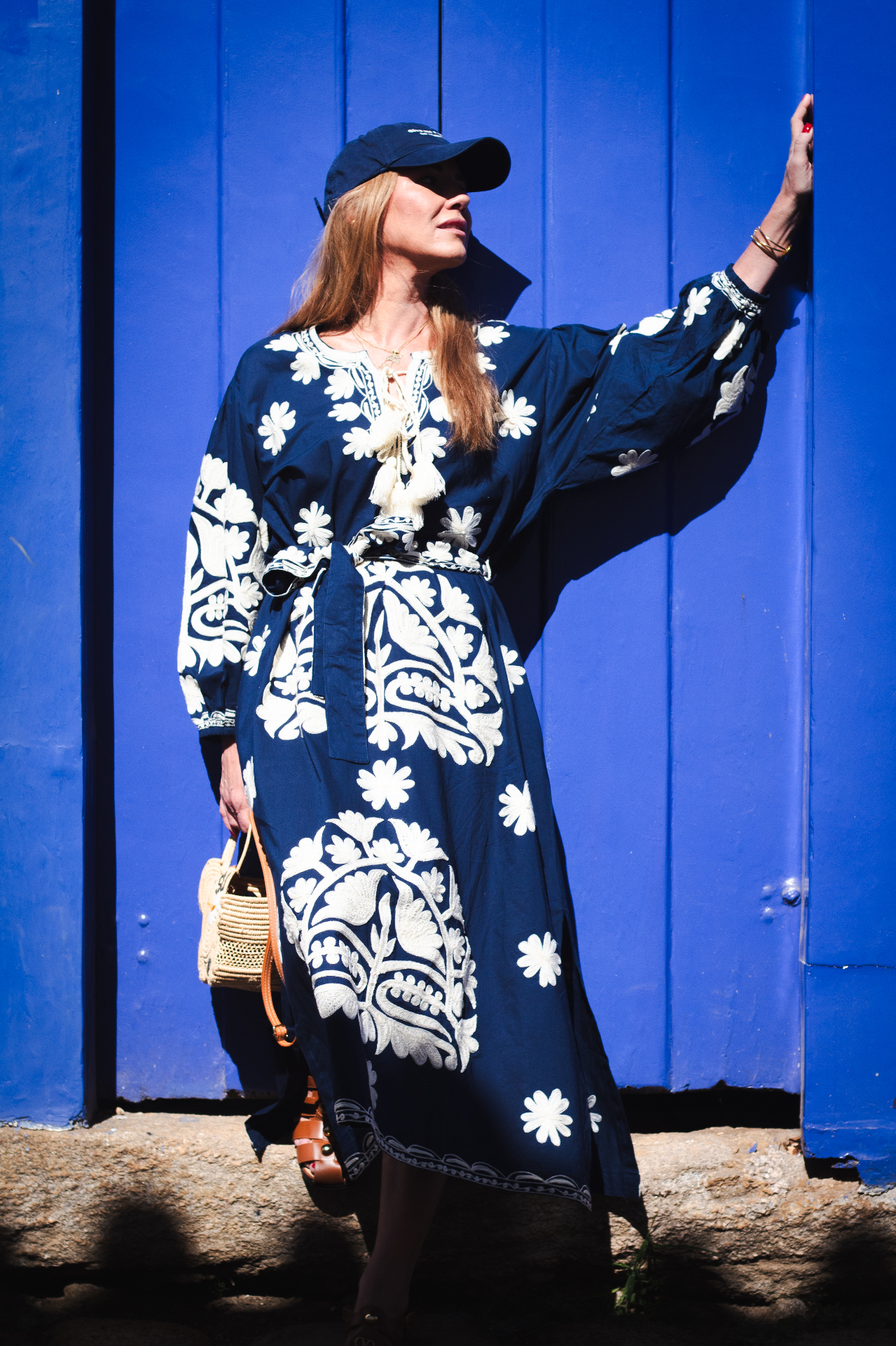 Ensaio Mariana — retrato fashion com vestido azul bordado