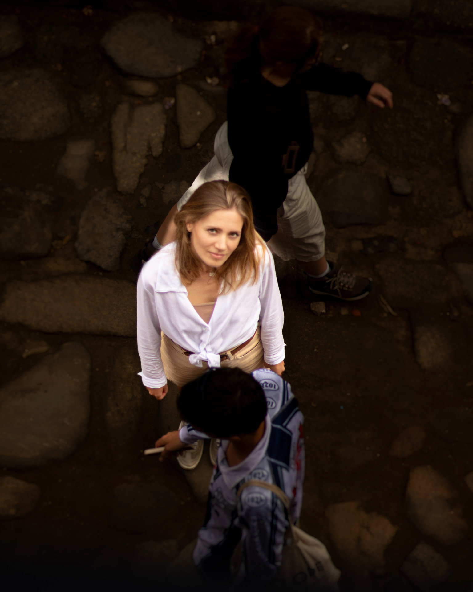 Alena — retrato de cima entre pedestres nas pedras portuguesas
