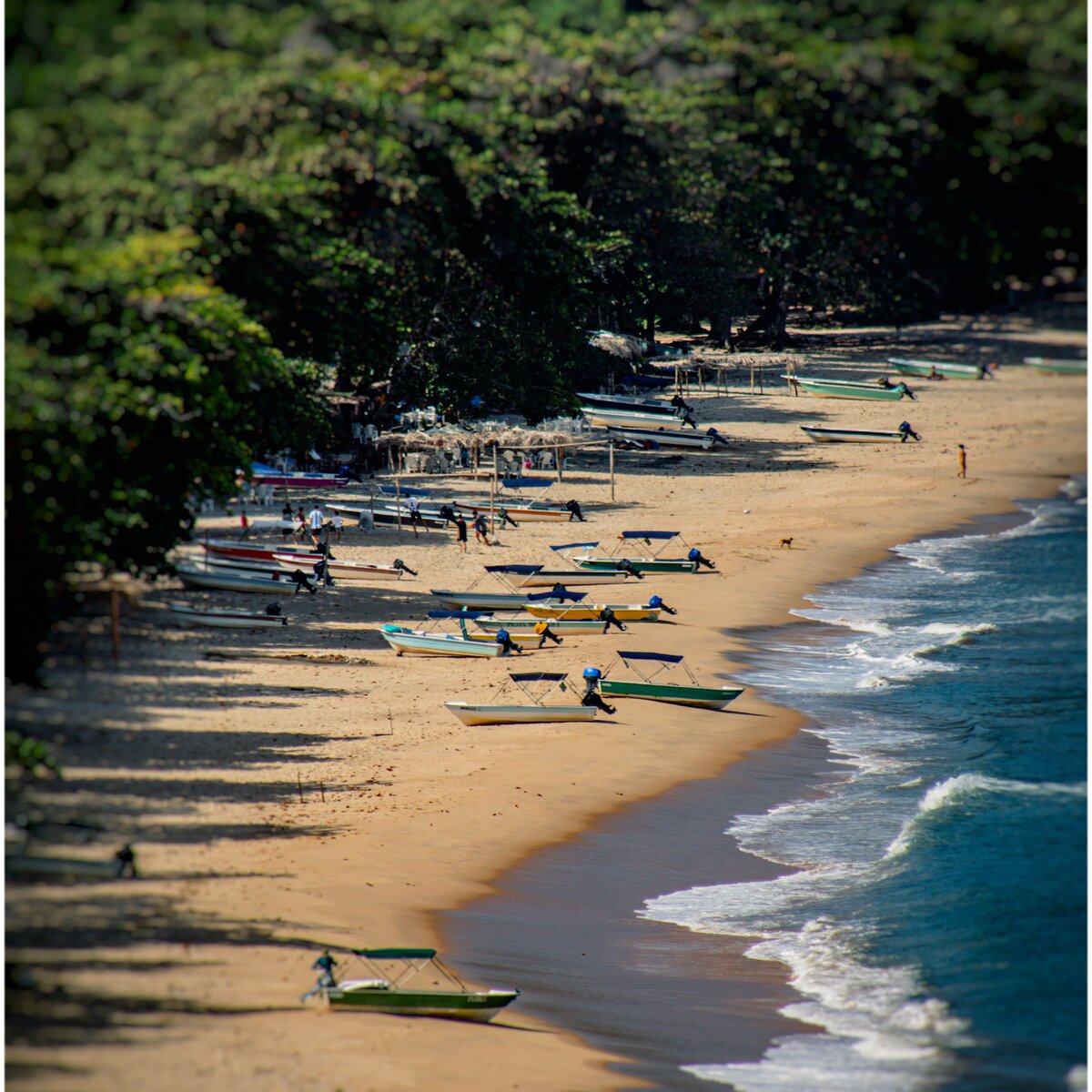 Praia com barcos
