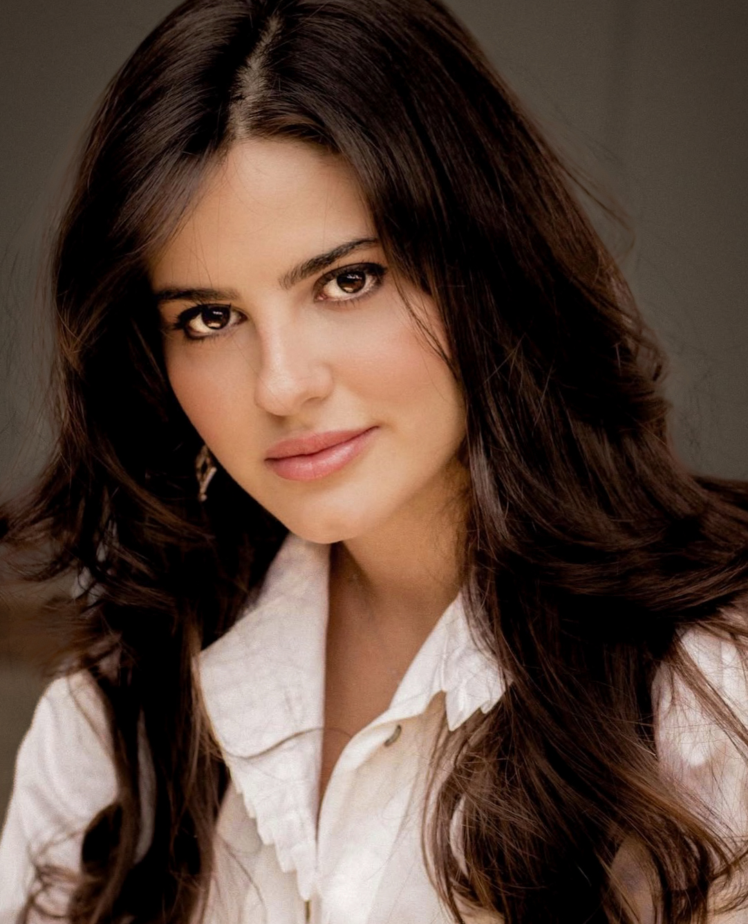 Raquel Gonçalves — retrato em camisa branca
