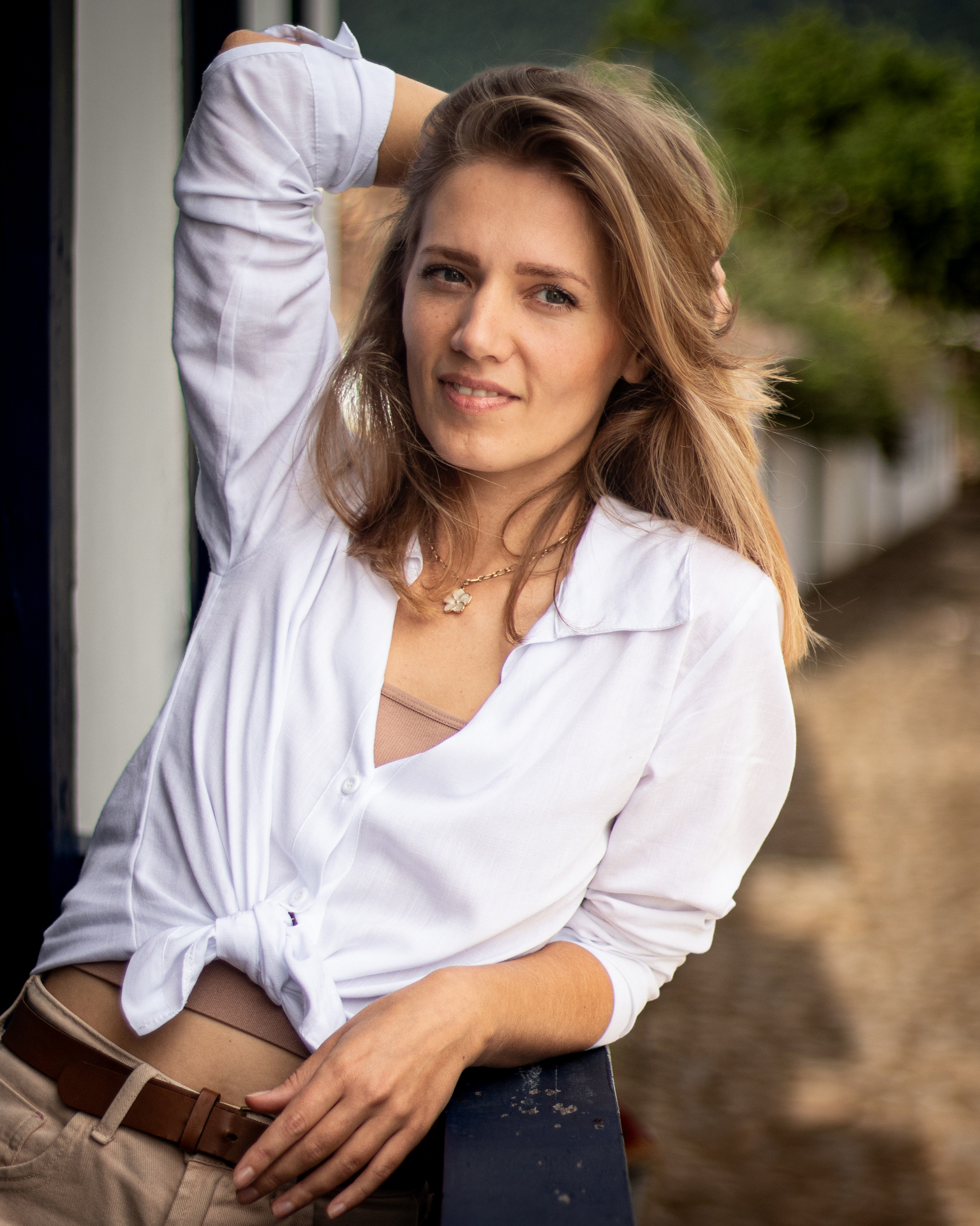 Alena — retrato encostada em janela azul