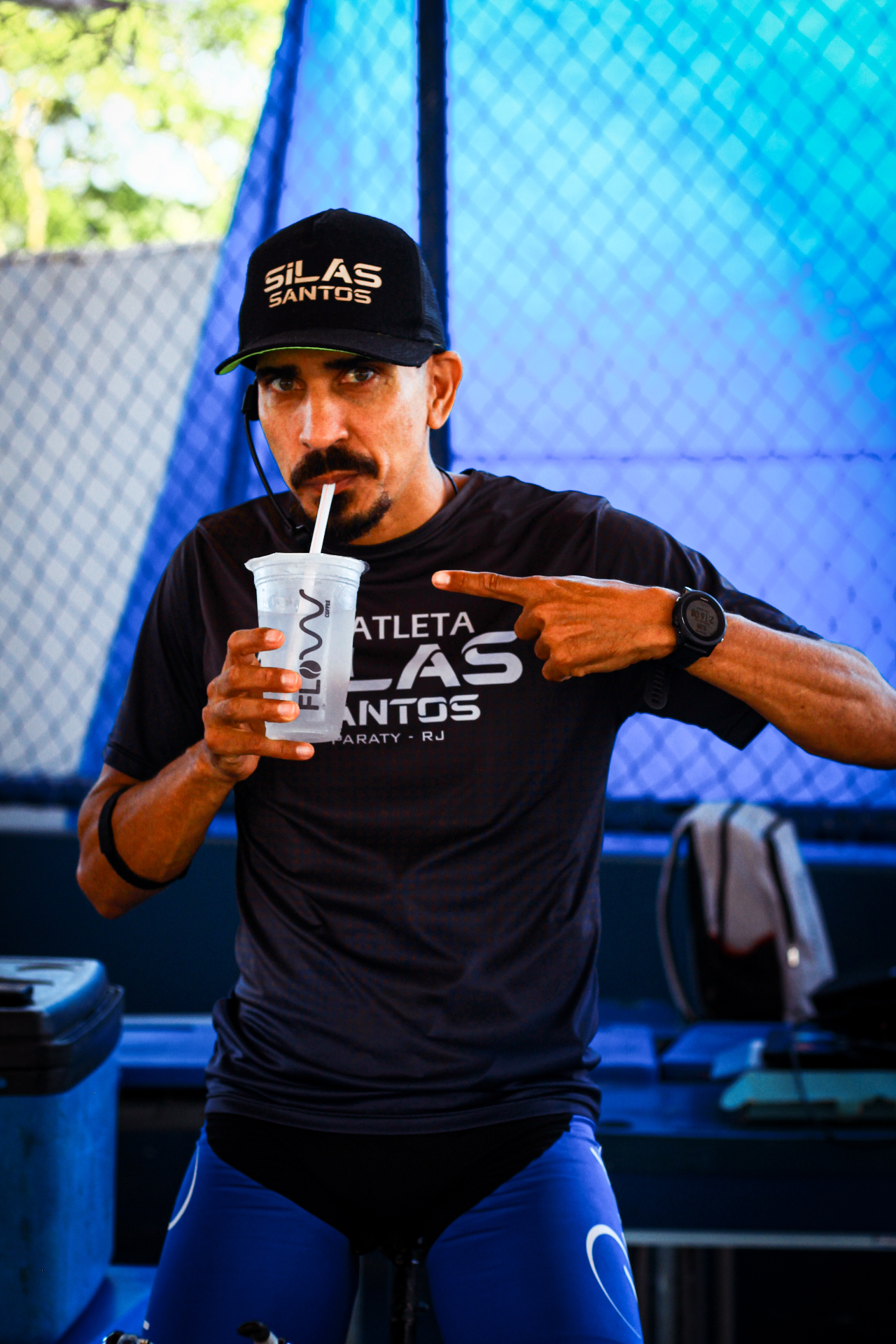 Atleta Silas Santos hidratando após treino
