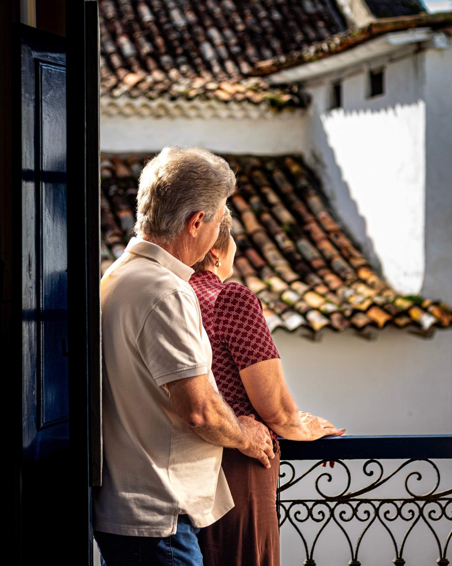 Cláudia & Aleir — casal observando os telhados coloniais