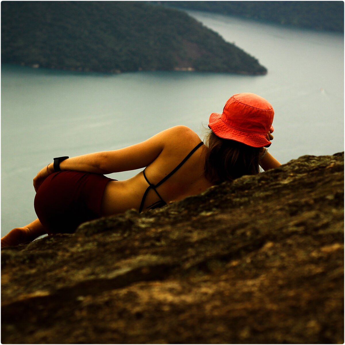 Descanso sobre a pedra com vista para o mar