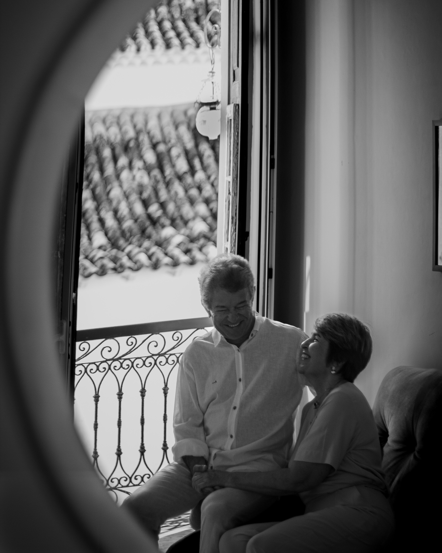 Cláudia & Aleir — casal visto através de espelho redondo